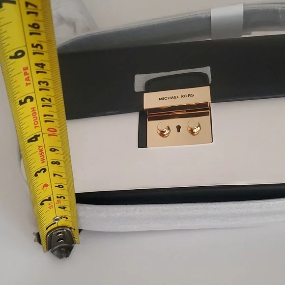 Sm flap belt bag leather,  Michael kors. Black / white, Adjustable 24in-43in. - Picture 6 of 7